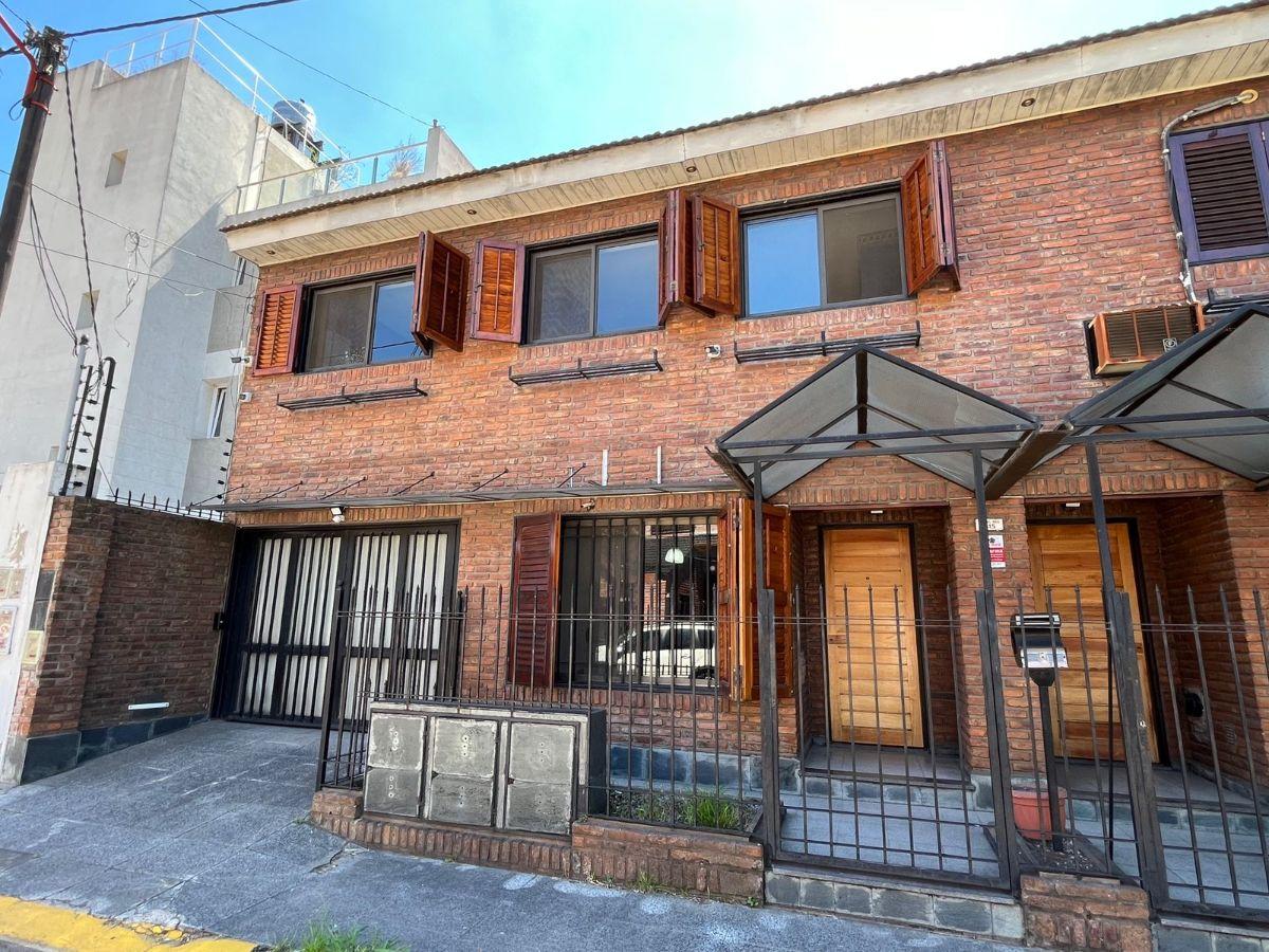 CASA TIPO DÚPLEX DE 4 AMBIENTES/ VILLA SARMIENTO