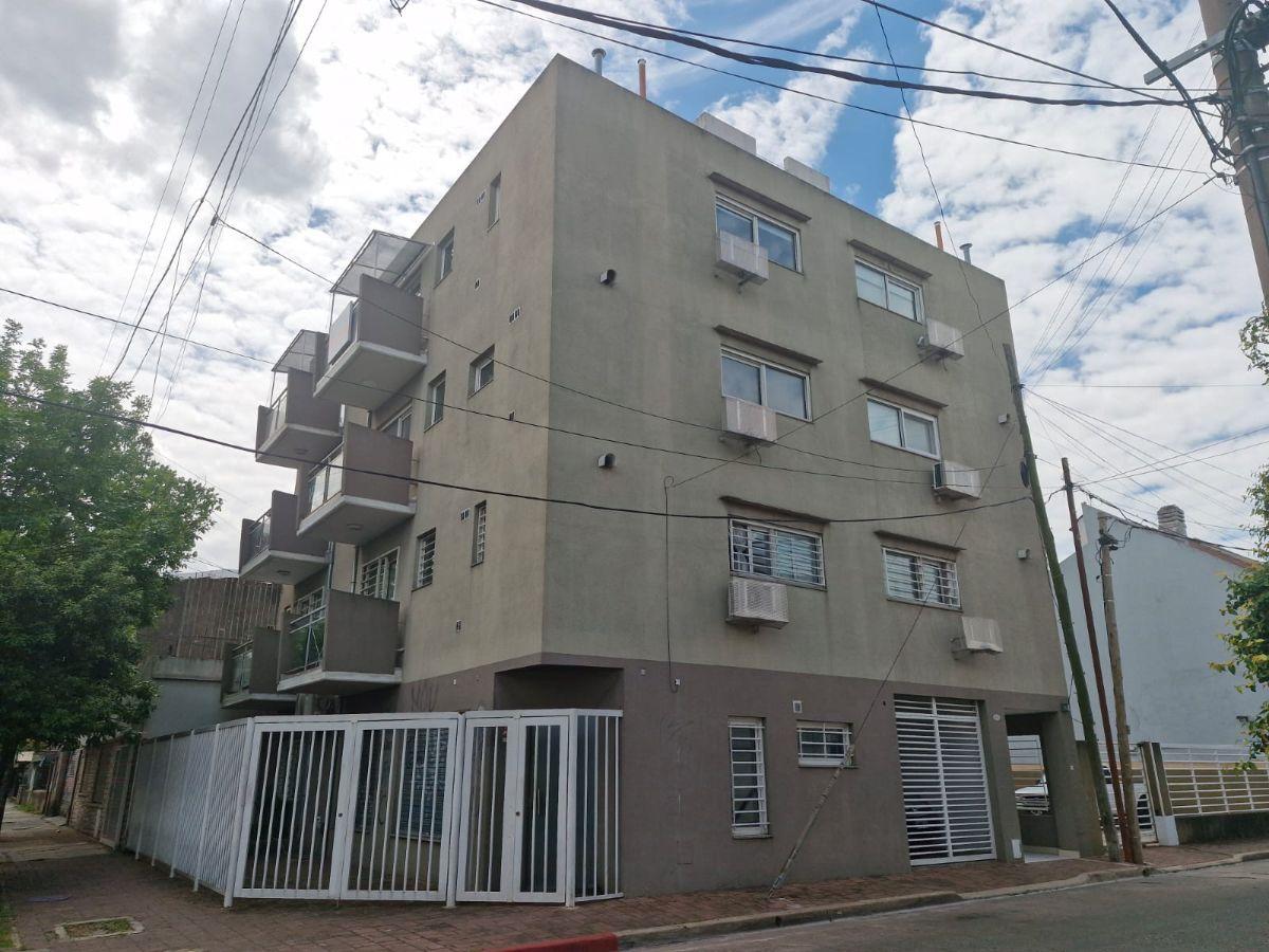 ALQUILER REGIO DEPARTAMENTO 2 AMBIENTES/ AL FRENTE/ CON COCHERA/ VILLA SARMIENTO