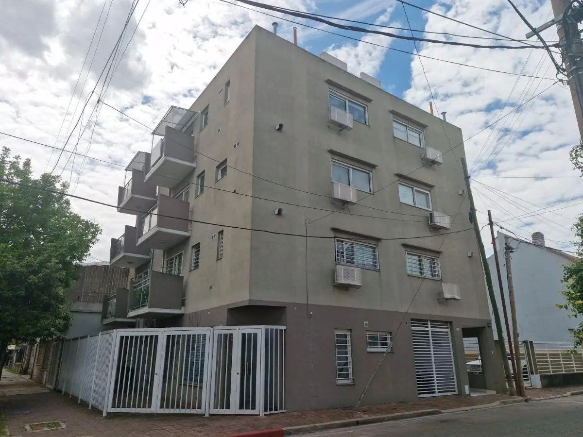 ALQUILER REGIO DEPARTAMENTO 2 AMBIENTES/ AL FRENTE/ CON COCHERA/ VILLA SARMIENTO 3