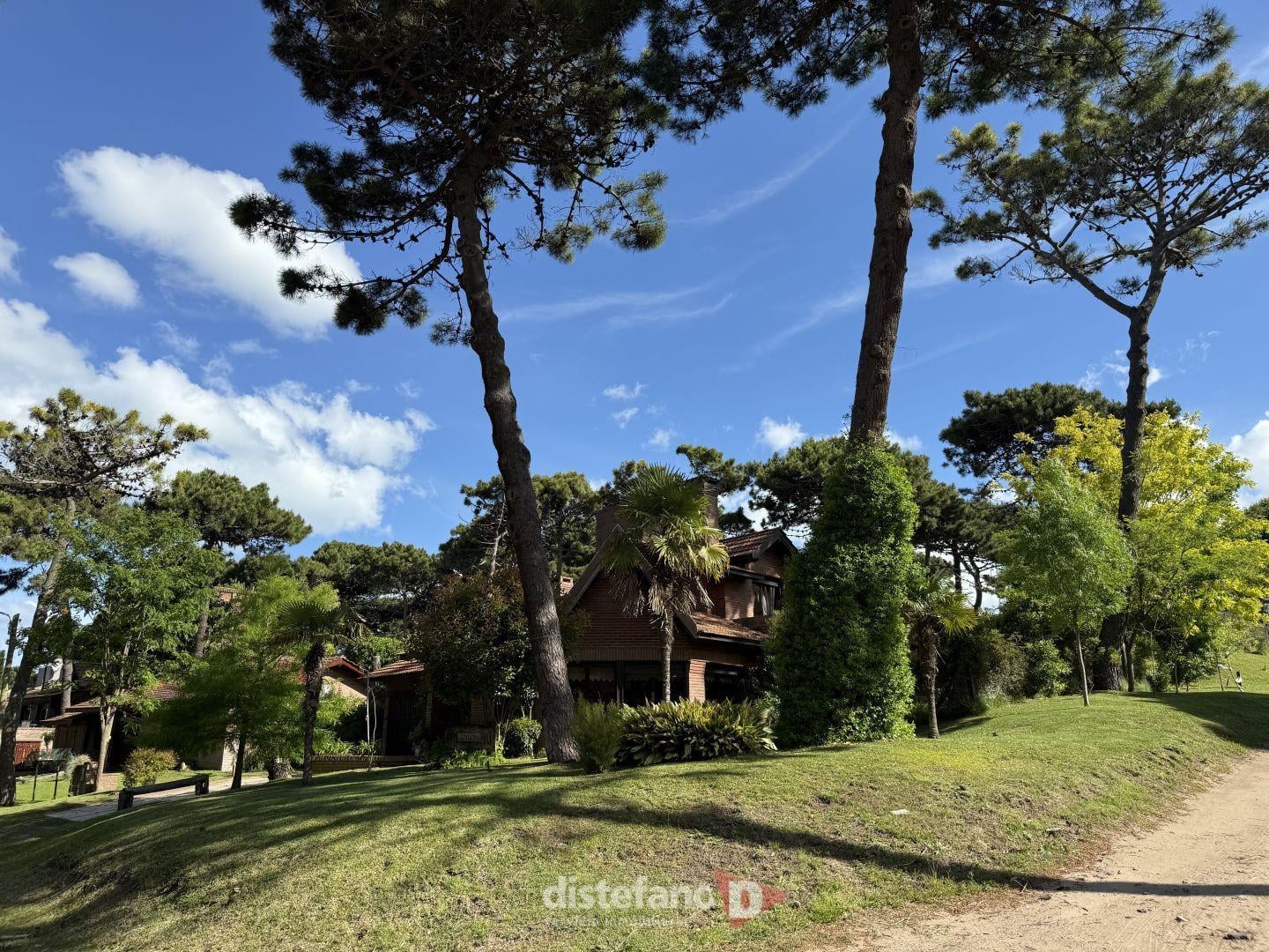 Casa 4 dormitorios. | DE LAS PLEYADES 1144