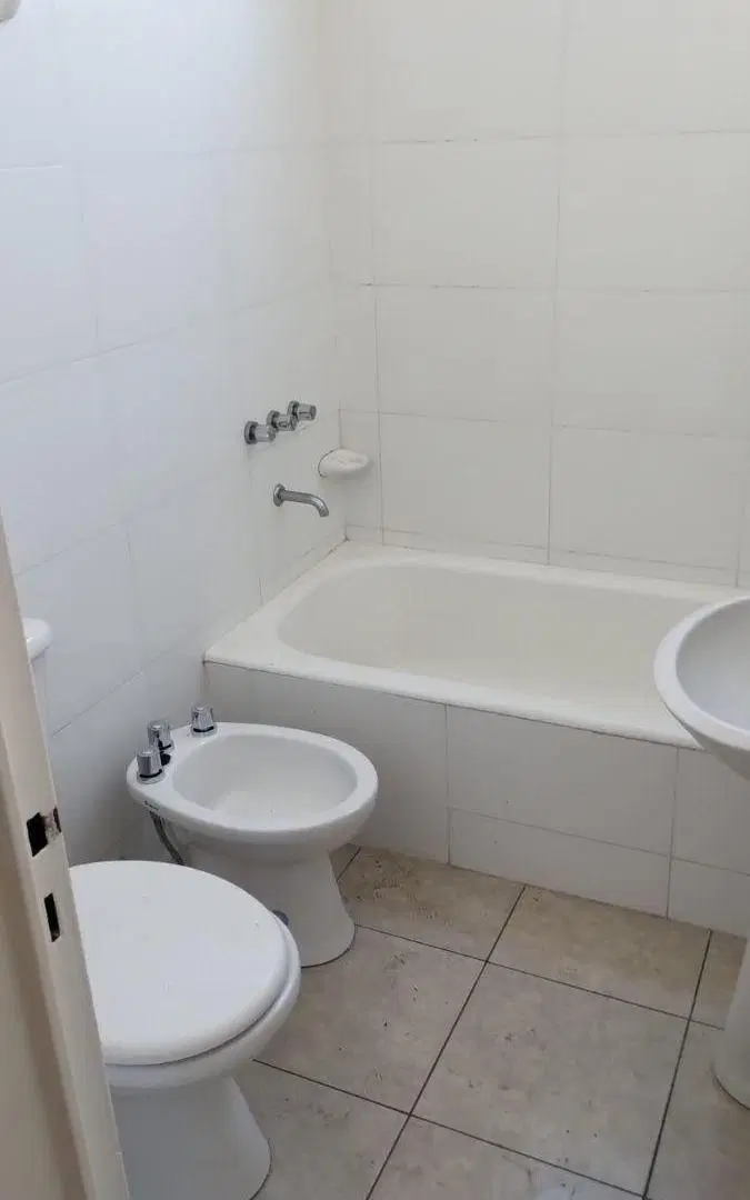 Liniers , depto 3 amb lat. balcón francés 9. Piso 1