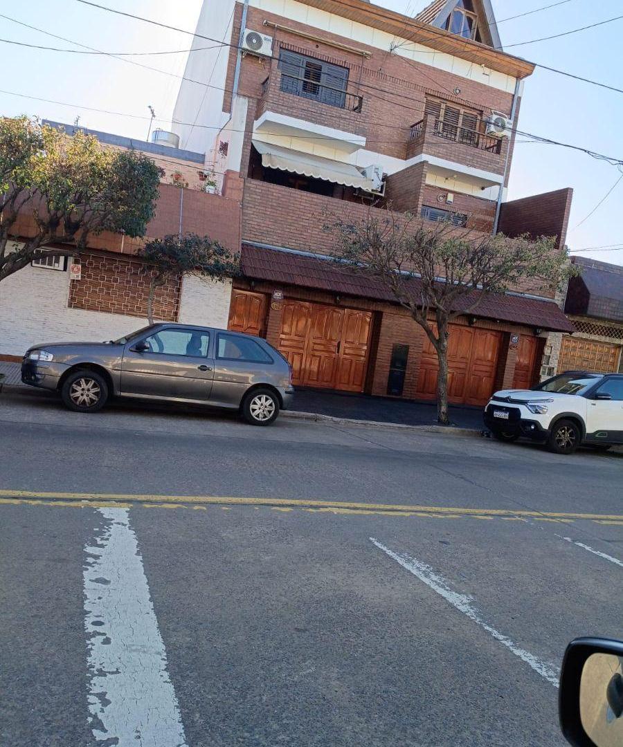 Excelente Tríplex de 4 Ambientes con Cochera, Parrilla y Calefacción Central – Barrio Naón