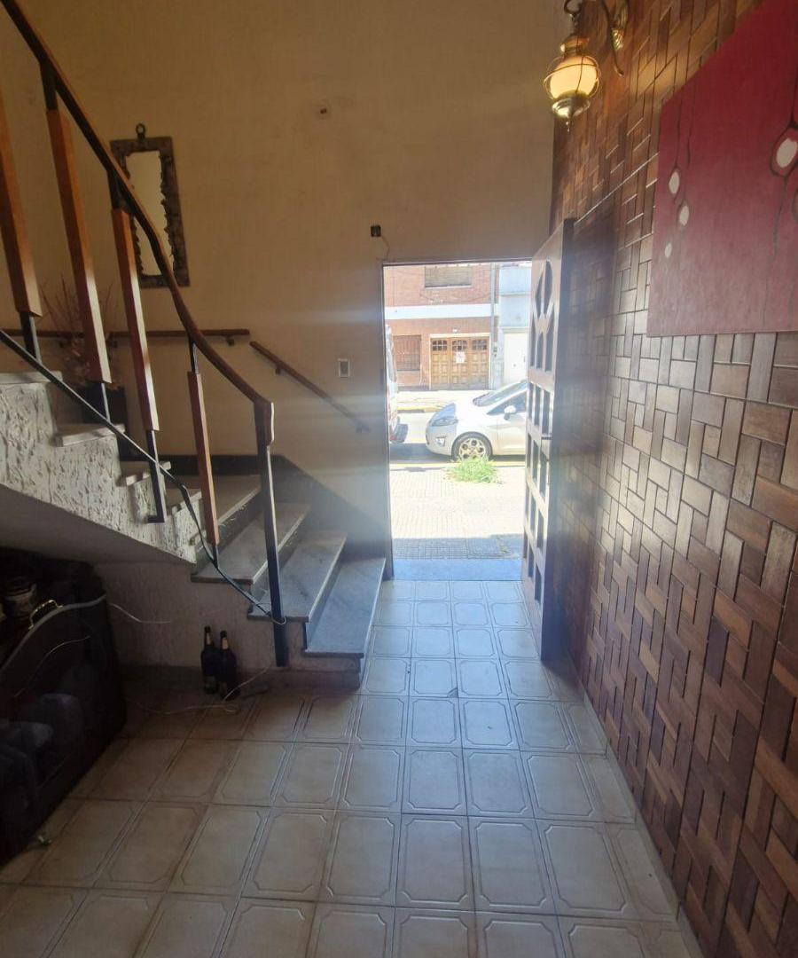Foto de Liniers PH 3 ambientes 1er Piso c/entrada individual 2 baños, Quincho, imagen 3