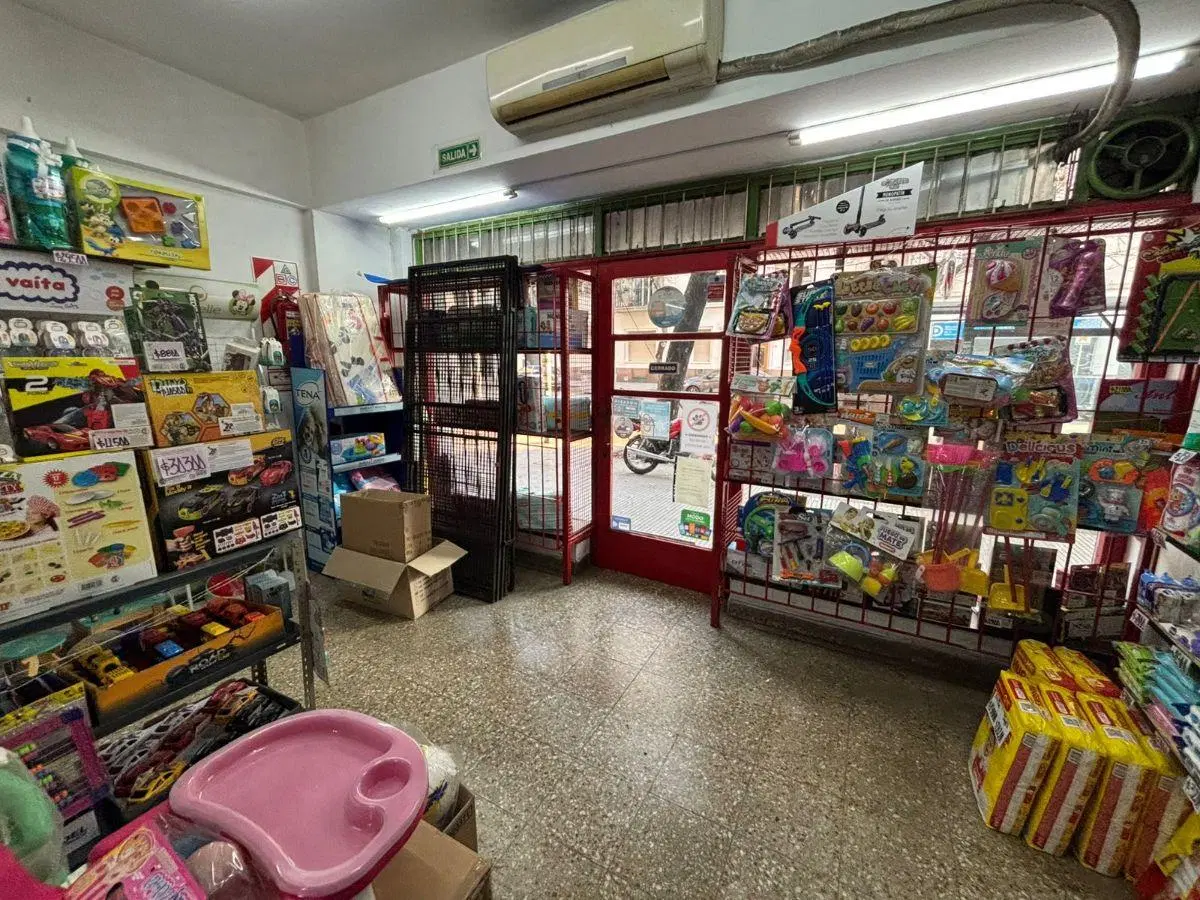 Local 128mts s/Av y Parada mts Parque Lezama y Av M. Garcia Muy Comercial 3