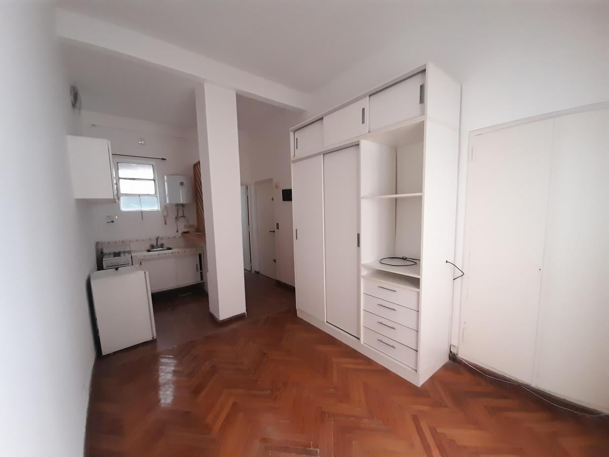 Rodriguez Peña-Santa Fe Contrafrente Muy Luminoso, techos altos , Baño y Cocina