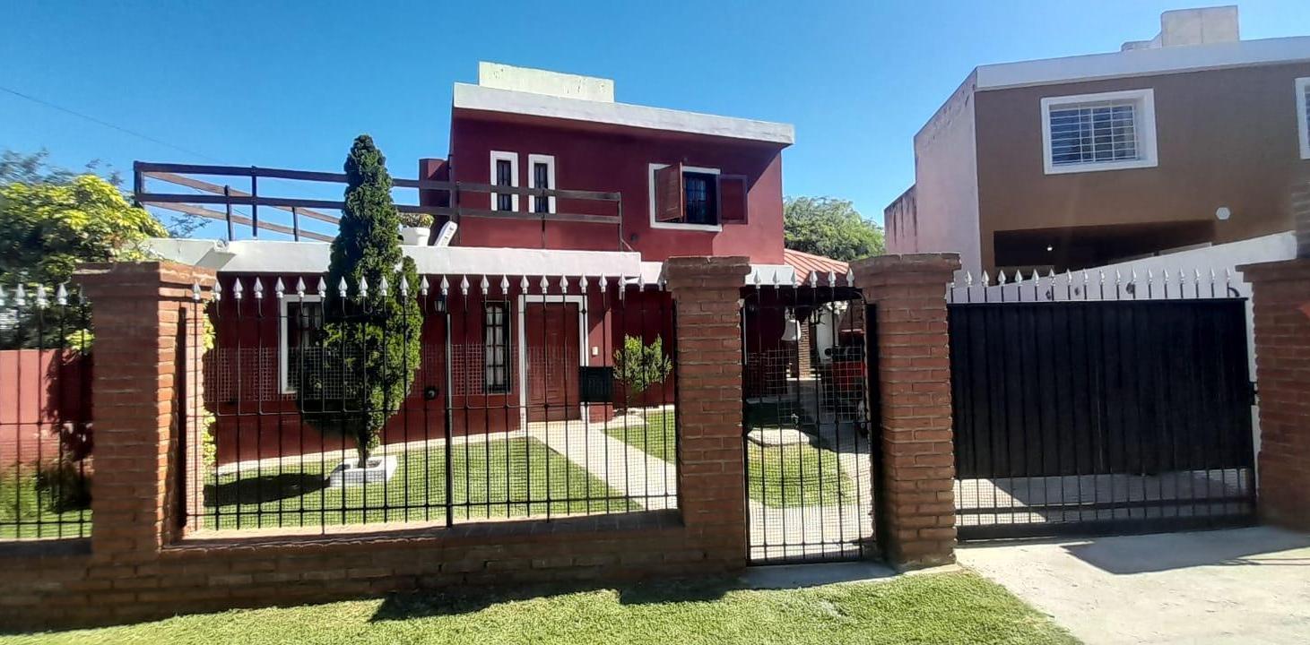 Casa en  venta tres dormitorios mas escritorio y pileta, Cuesta Colorada