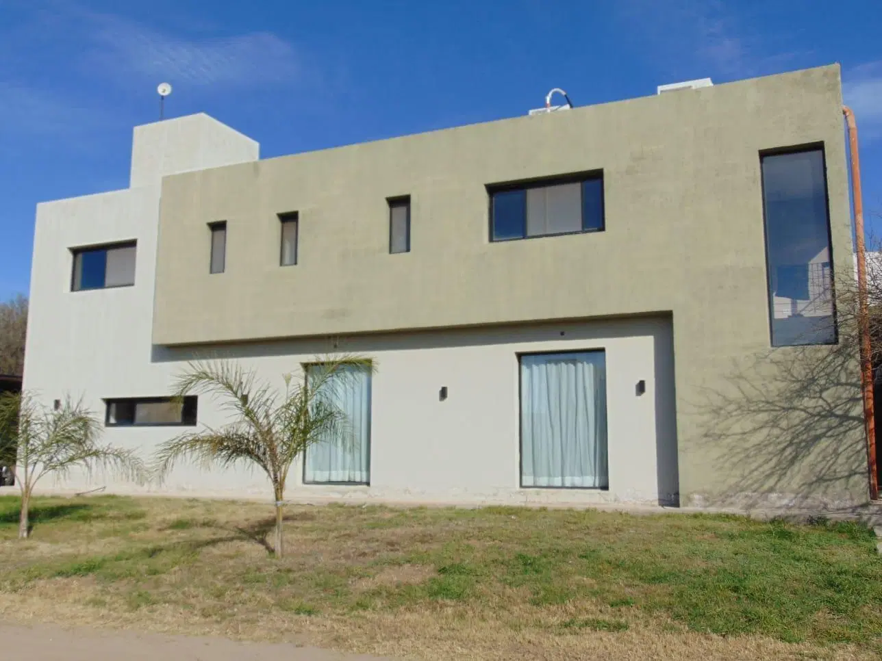 Excelente Casa en alquiler cuatro dormitorios, pileta, seguridad Valle del Golf 3