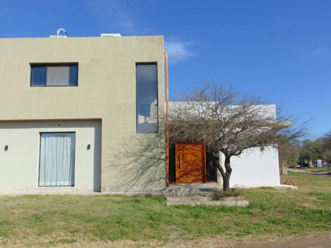 Excelente Casa en alquiler cuatro dormitorios, pileta, seguridad Valle del Golf 4