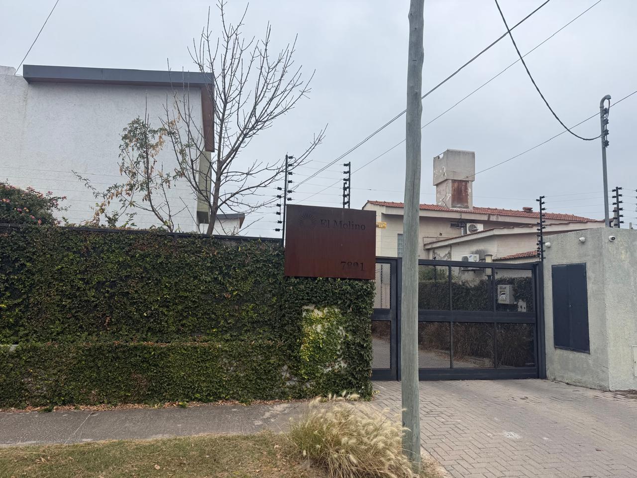 Casa en Housing Los Molinos, tres dormitorios