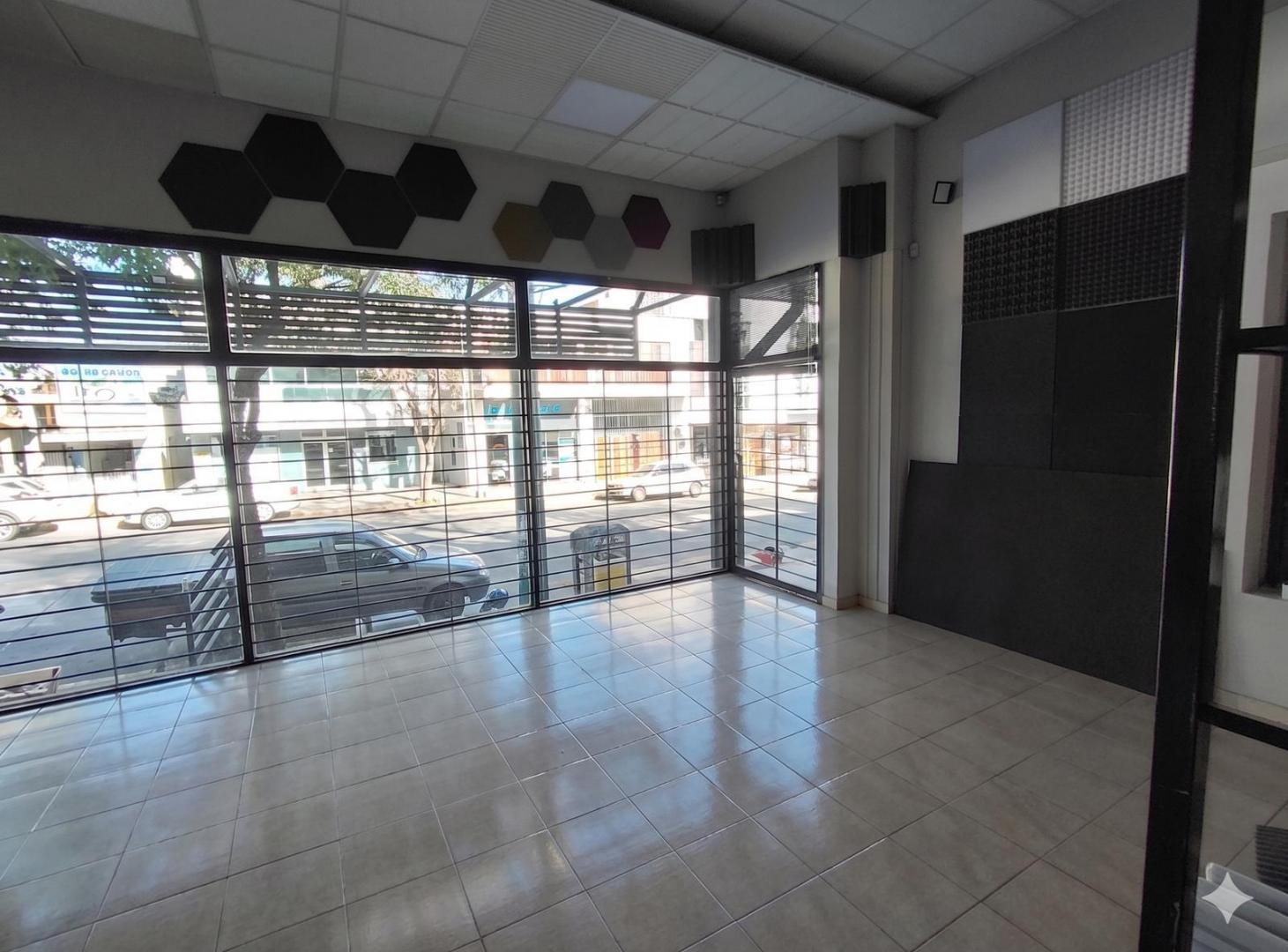 Foto de Local con gran exposición comercial, amplia vidriera, en alquiler, imagen 3