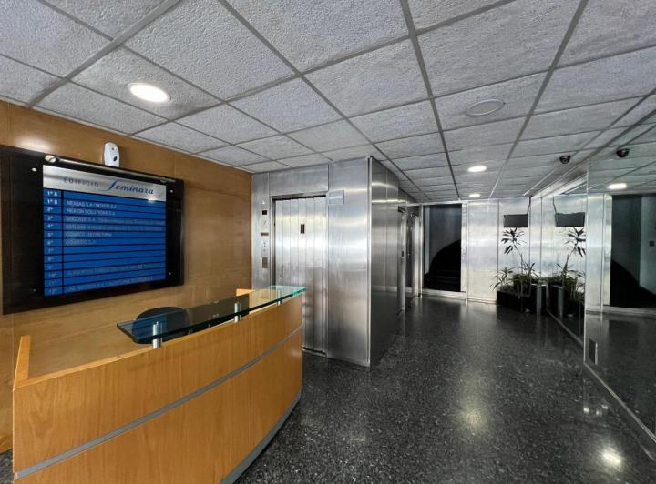 Oficina comercial en Monserrat 200mts. 2