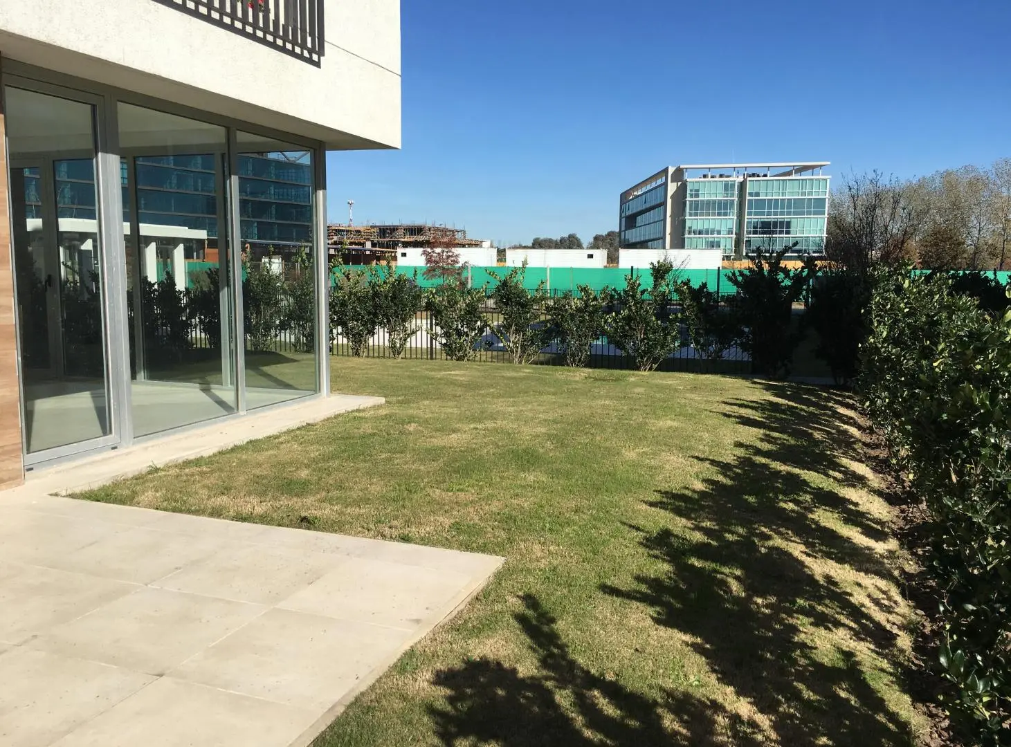 Departamento en Alquiler Vilahaus. 3 ambientes planta baja con cochera 4