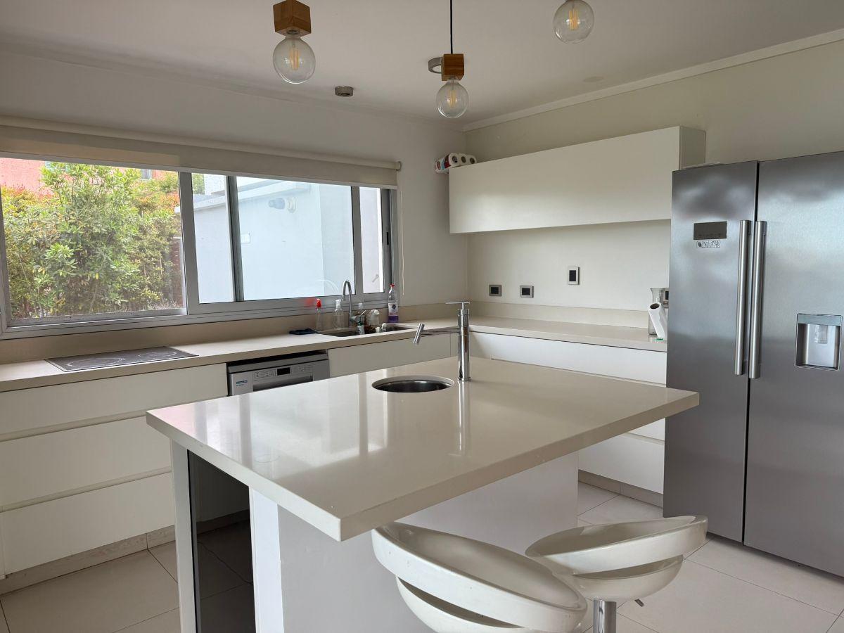 Foto de L Iturralde Prop - Venta Casa a La Laguna en Lagos del Norte. 4 Dorm, imagen 3