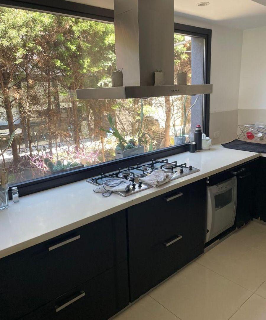 Foto de CASA DE CATEGORÍA CON 4 DORMITORIOS, PILETA Y GRAN PRIVACIDAD – LAGOS, imagen 2