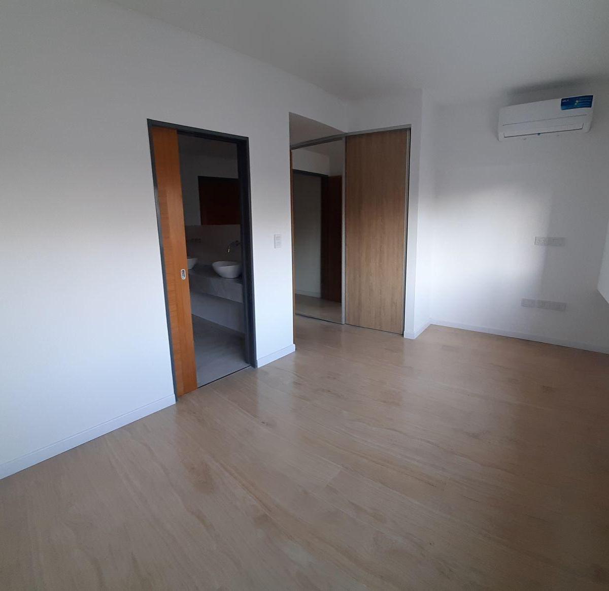 Departamento en Villa Luro 4 Ambientes con Cochera Doble Incluida y Aires. 5