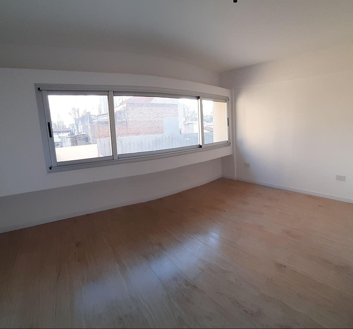 Departamento en Villa Luro 4 Ambientes con Cochera Doble Incluida y Aires. 2