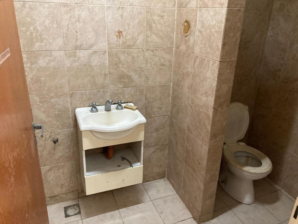 Local comercial amplio en liniers, excelente ubicacion. Se escuchan ofertas.
