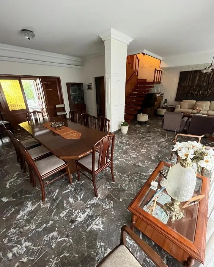 Casa 5 Ambientes con cochera, Patio con jardin ,parrilla y doble terraza.440mts2 2
