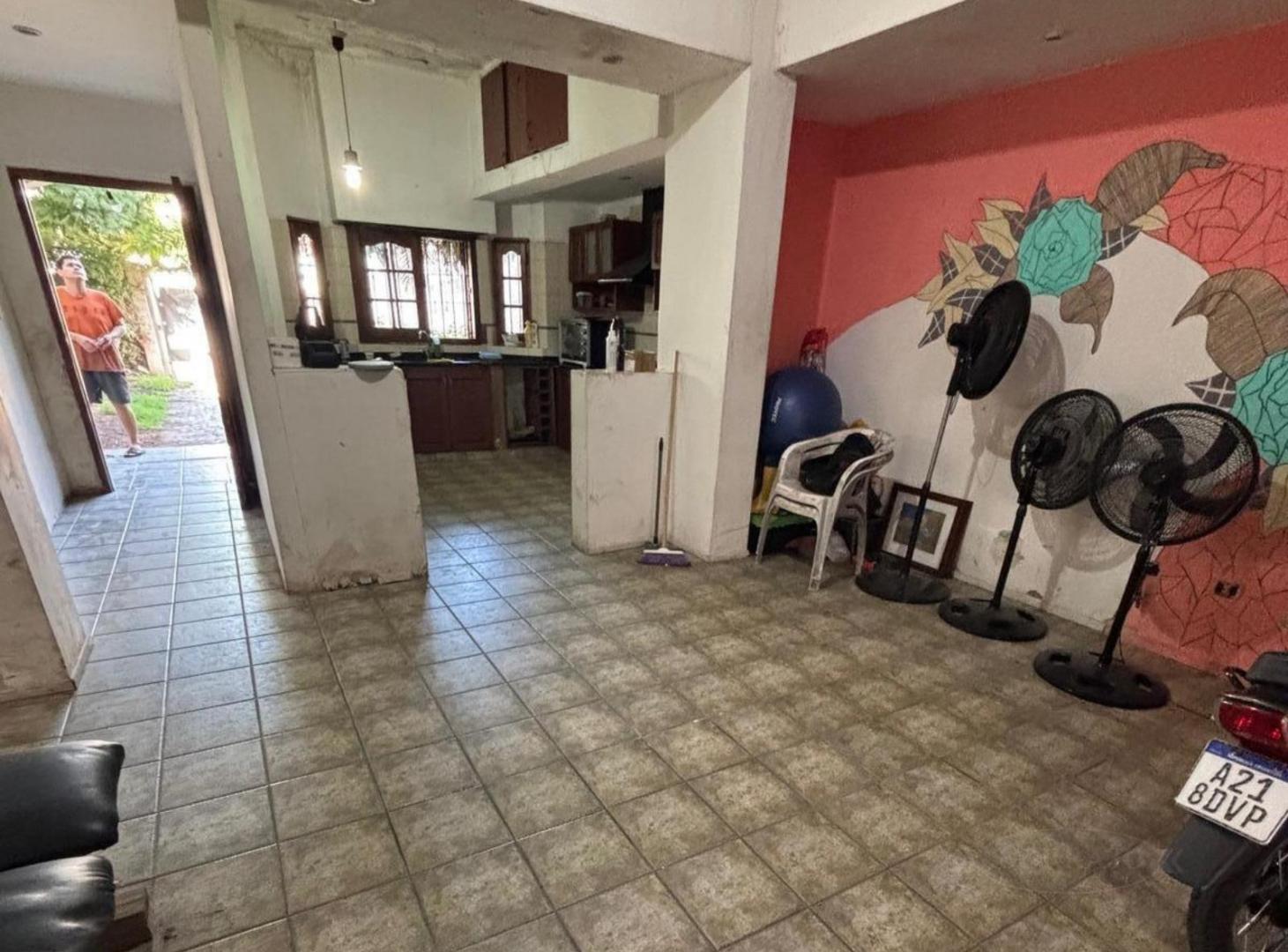 Foto de Casa 5 amb en venta en Liniers, 2 plantas, lote 8,43 x 23,60, imagen 4