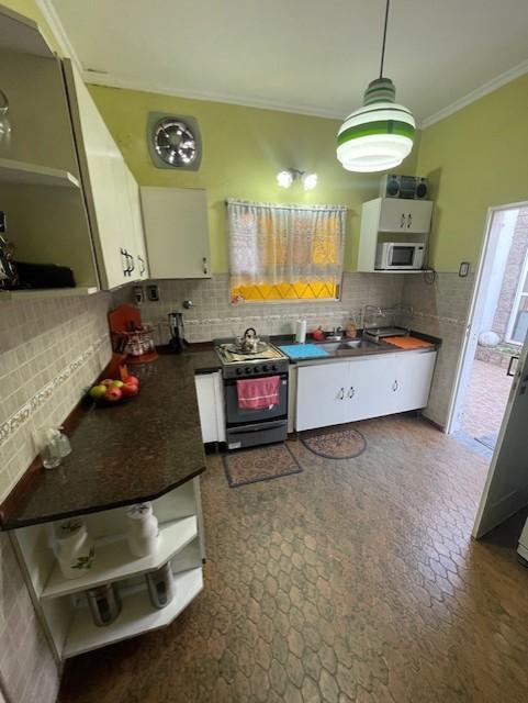 Foto de Casa con 2 dormitorios y 219 m² en venta en Banfield, imagen 2