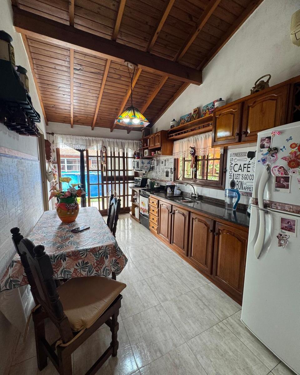 Hermosa Casa con Parque y Quincho en Banfield 1