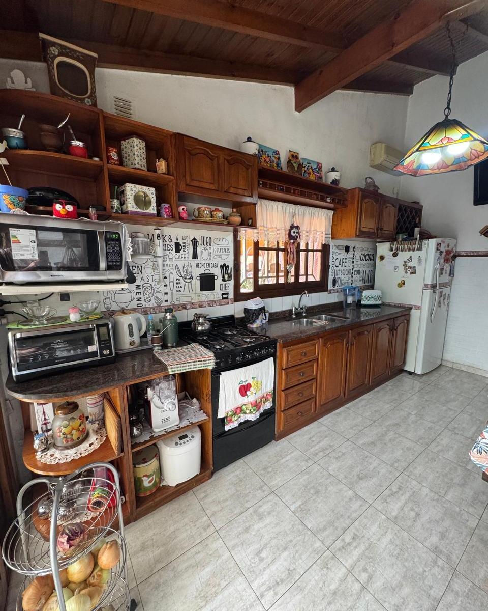 Hermosa Casa con Parque y Quincho en Banfield 2