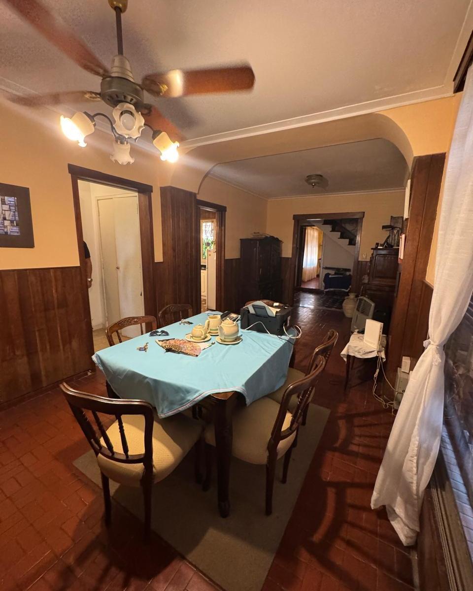 Venta Casa 5 ambientes con patio y garaje en Temperley.