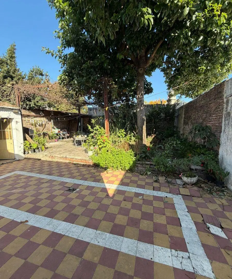 Casa con dos locales comerciales. 5
