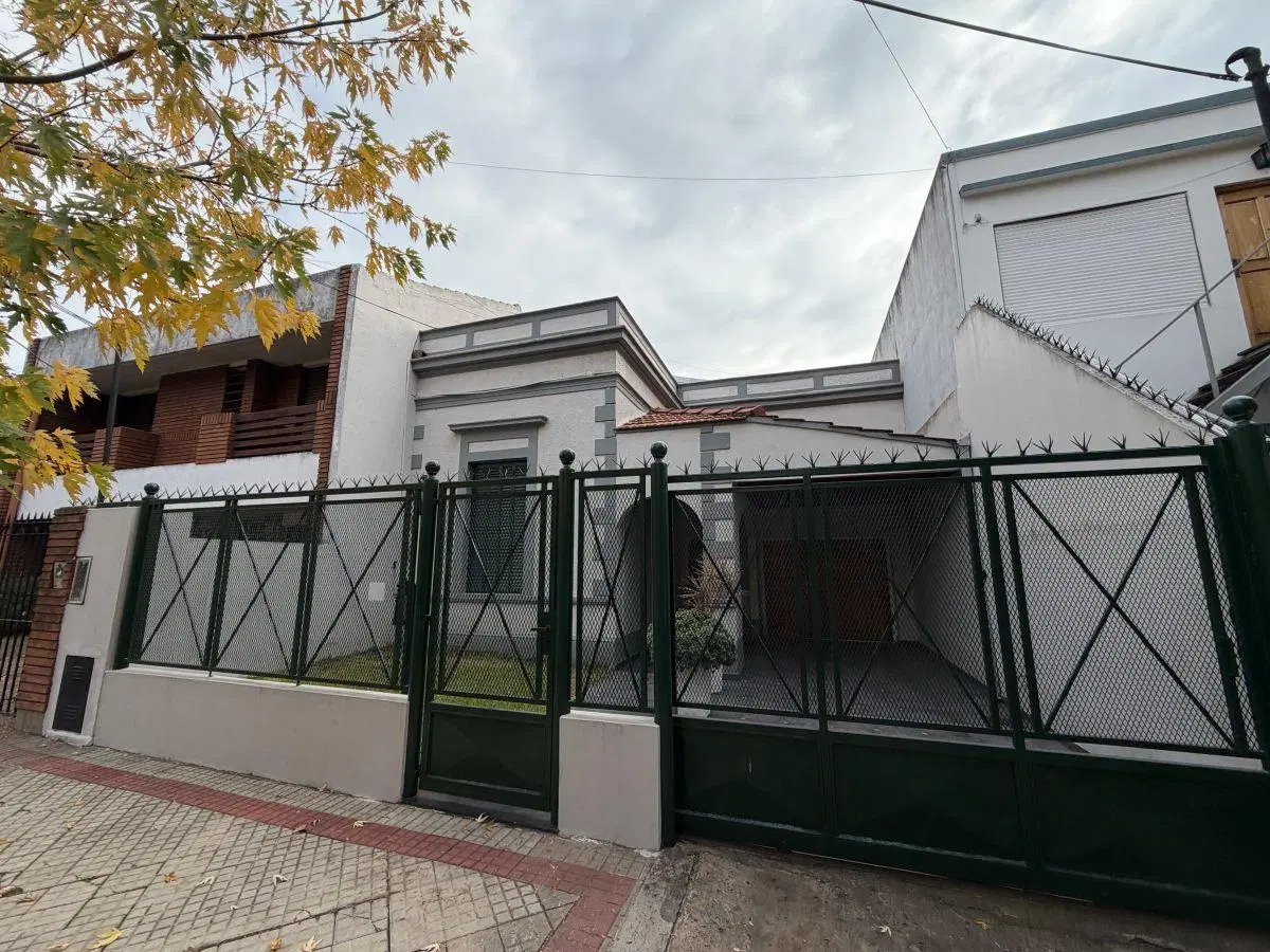 Casa en excelente ubicacion en Banfield Oeste. 2