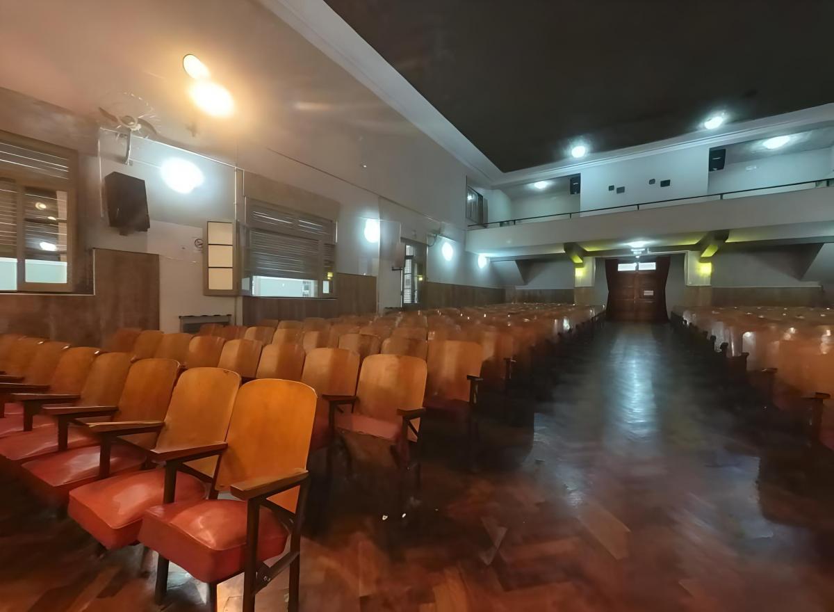 Impecable salón de 12m por 25m c/Butacas - Capacidad para 400 personas aprox. - Villa Pueyrredón 