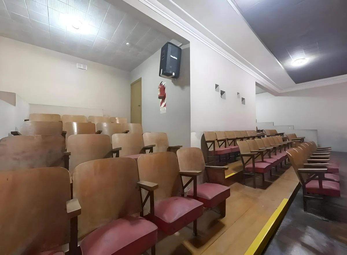 Foto de Impecable salón de 12m por 25m c/Butacas - Capacidad para 400 personas, imagen 2