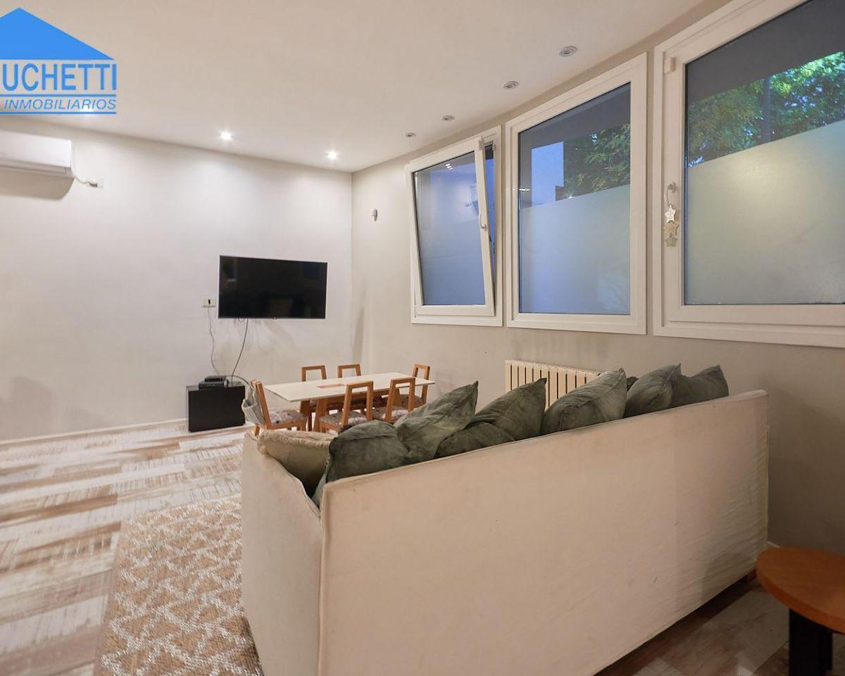 Muy Linda Casa de Estilo Moderno! Ubicación Inmejorable! 2