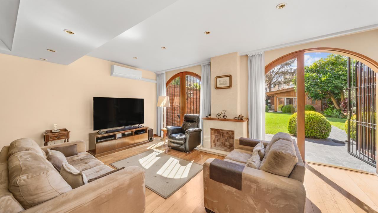 Foto de VENTA! CASA ESPECTACULAR - DOBLE FRENTE - JARDIN PILETA Y QUINCHO, imagen 4