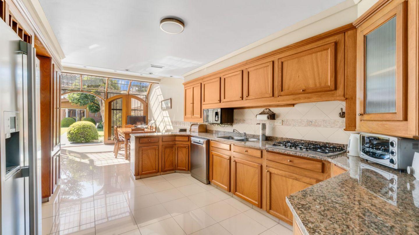 Foto de VENTA! CASA ESPECTACULAR - DOBLE FRENTE - JARDIN PILETA Y QUINCHO, imagen 1
