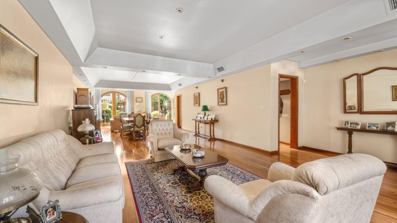 Foto de VENTA! CASA ESPECTACULAR - DOBLE FRENTE - JARDIN PILETA Y QUINCHO, imagen 3