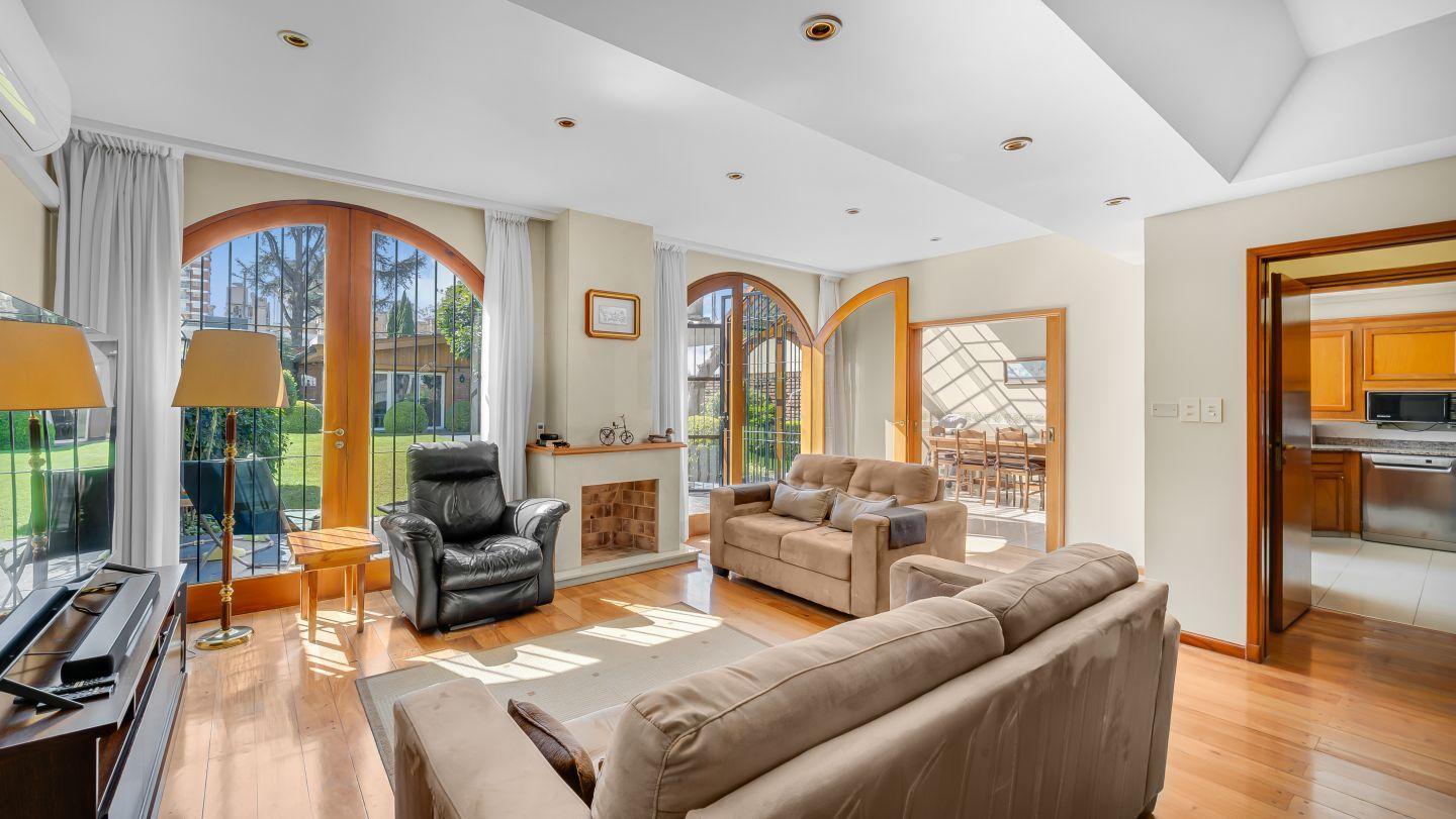 Foto de VENTA! CASA ESPECTACULAR - DOBLE FRENTE - JARDIN PILETA Y QUINCHO, imagen 2