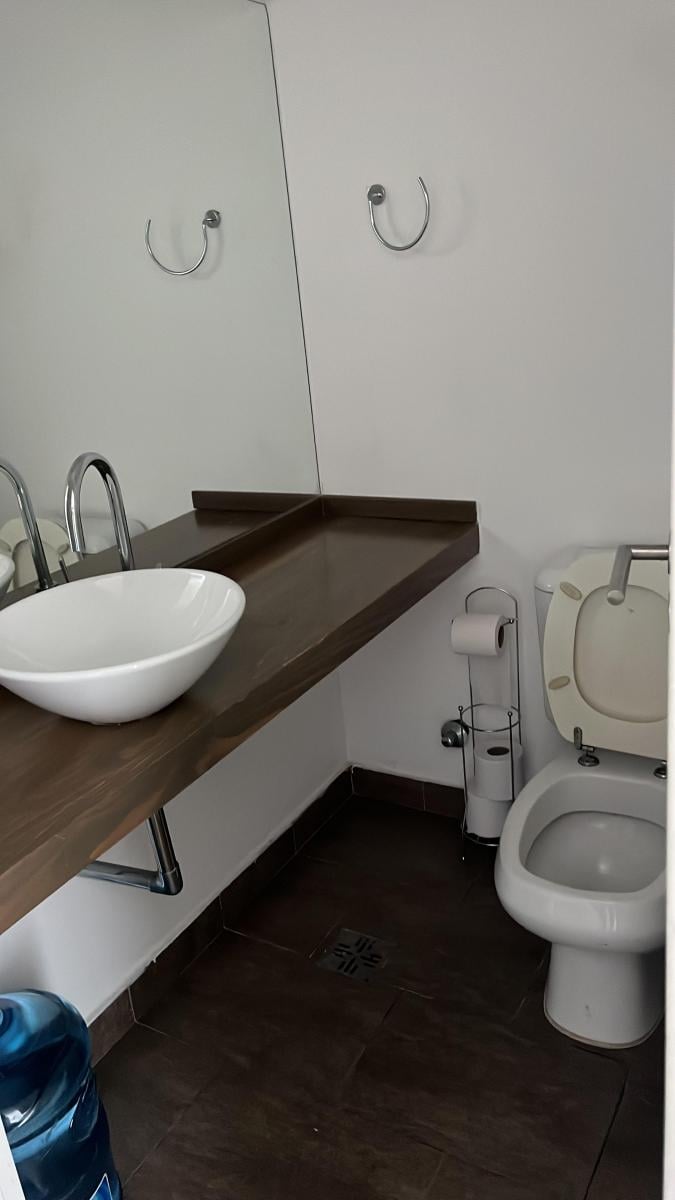OFICINA ,LIB 200, UNICA POR UBICACION, 2 BÑOS. COCINA, 2 COCH, 110 M2, MUY LUMINOSA