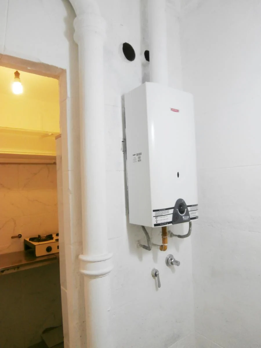 Foto de EN VENTA HERMOSO LOCAL EN AYACUCHO Y VIAMONTE, EN LA CUADRA DEL COLEGIO, imagen 2