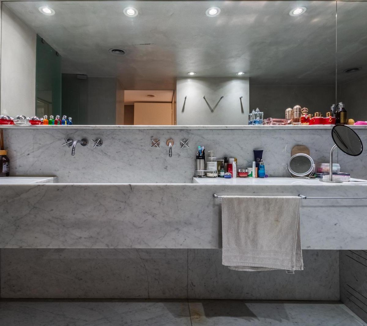 Foto de RETASADO! Oportunidad! 5 ambientes en Venta con dos cocheras en Art, imagen 5