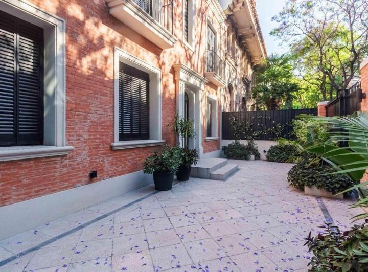 Impecable casa en venta en Barrio Parque. 1