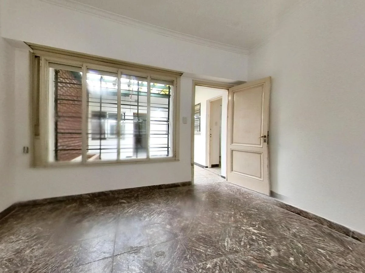 Casa en Lomas de Zamora Oeste en barrio residencial