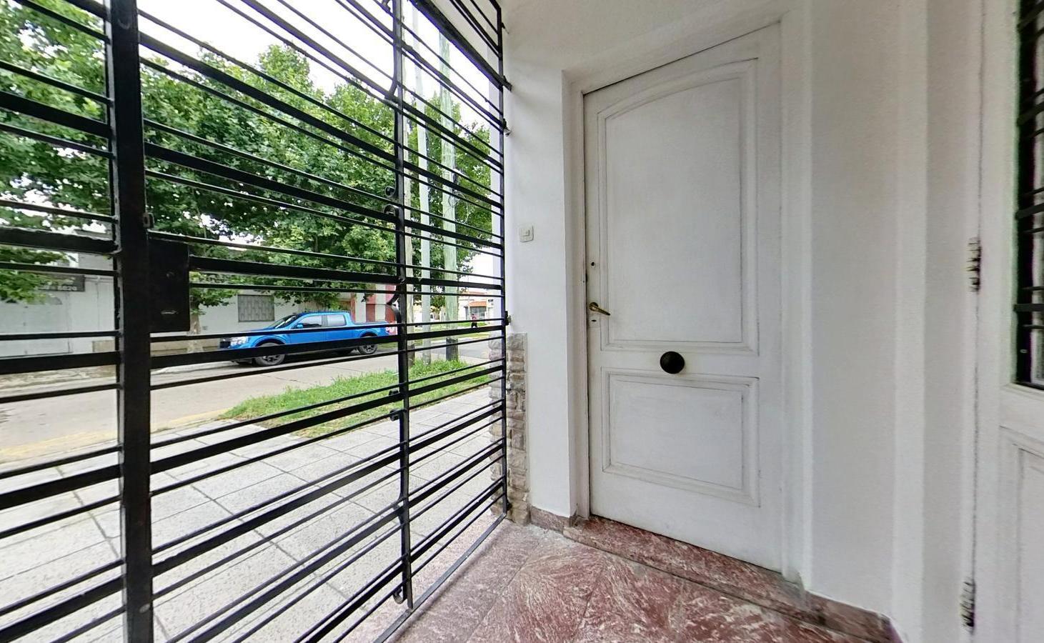 Foto de Casa en Lomas de Zamora Oeste en barrio residencial, imagen 1