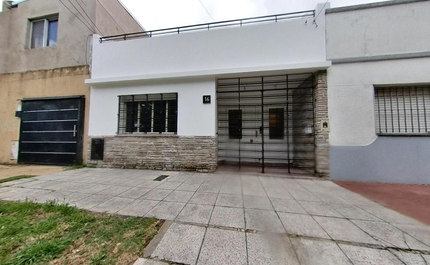 Foto de Casa en Lomas de Zamora Oeste en barrio residencial, imagen 2