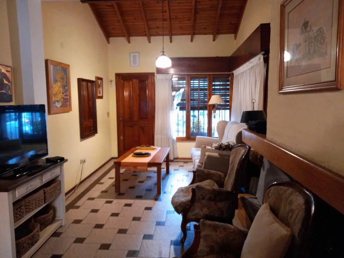 EXCELENTE CHALET COMPUESTO DE LIV-COM 4 DORM DEP SERV COCH PISC JDIN QUINCHO PARR COCHERA 3
