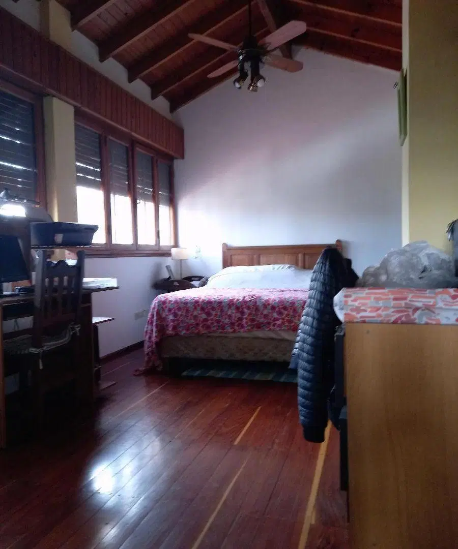 EXCELENTE CHALET COMPUESTO DE LIV-COM 4 DORM DEP SERV COCH PISC JDIN QUINCHO PARR COCHERA 4