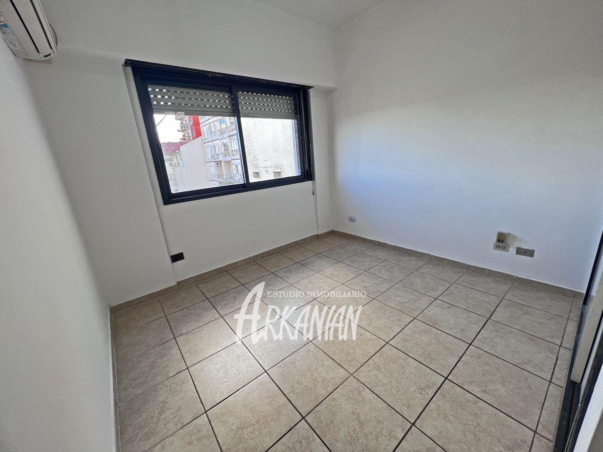 Foto de DEPARTAMENTO 2 AMBIENTES CON BALCÓN SOBRE AV. DE MAYO, imagen 1