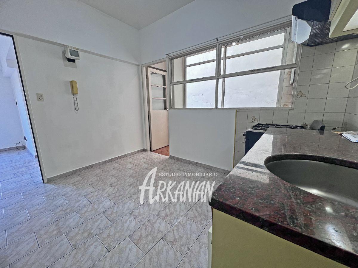 Foto de DEPARTAMENTO 2 AMBIENTES CON BALCÓN SOBRE AV. DE MAYO, imagen 3