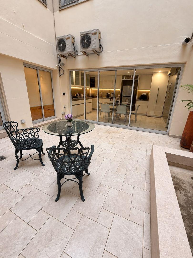 Foto de PISO EN RECOLETA- 4 AMB- PATIO PRIVADO-COCHERA., imagen 2