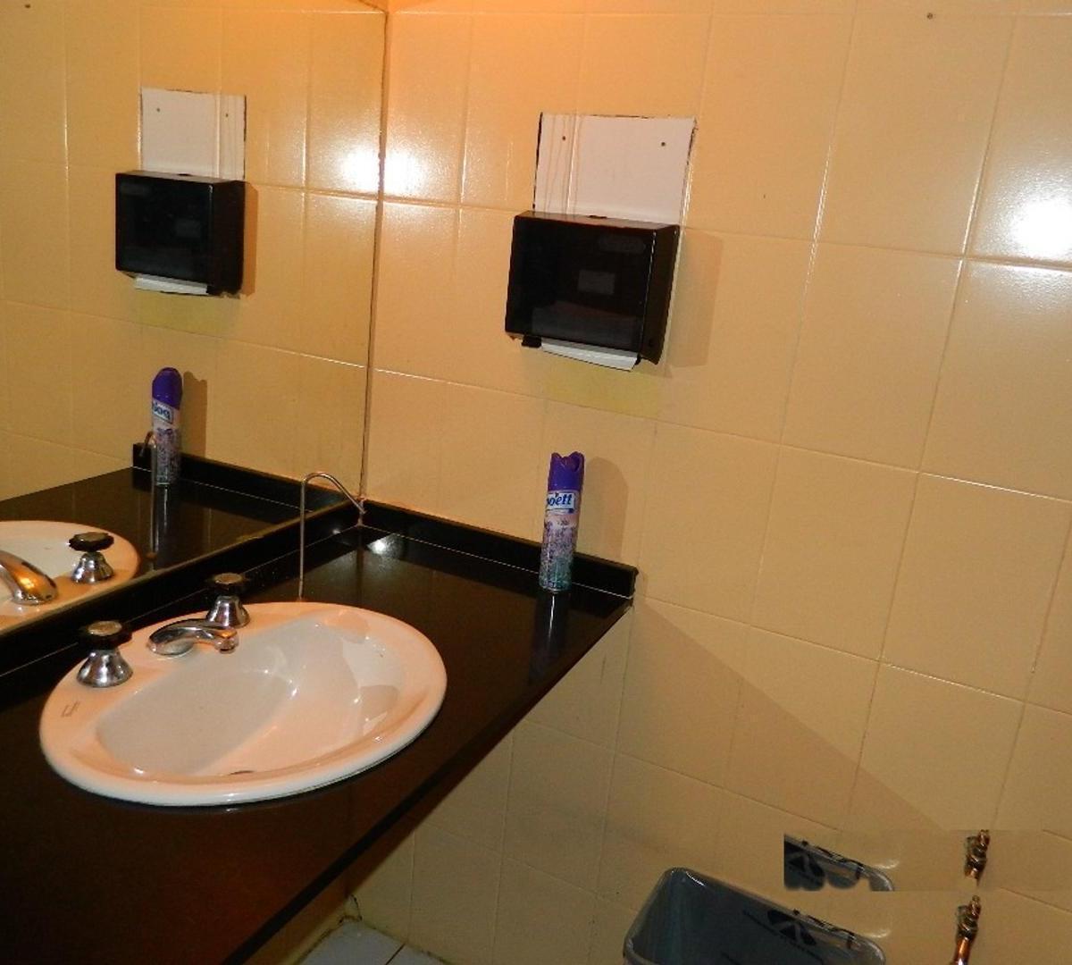 LOCAL EN VENTA CON SUBSUELO Y DOS PISOS DE VIVIENDAS