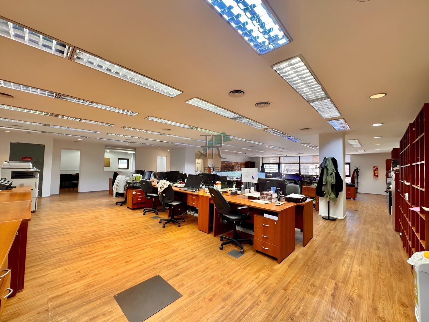Foto de oficina con cocheras. Muy luminoso. centro, imagen 2